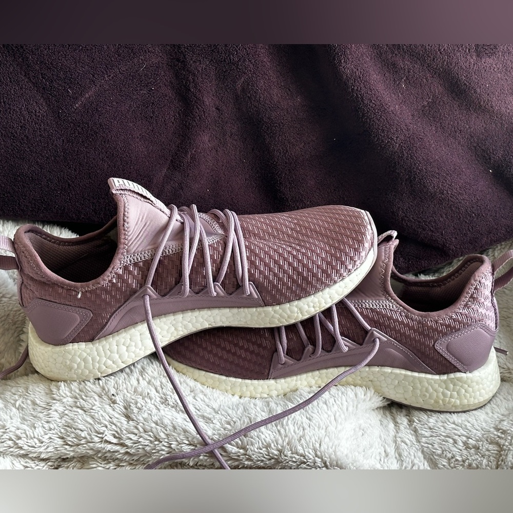 Women’s purple Puma tennis shoes size 9.5